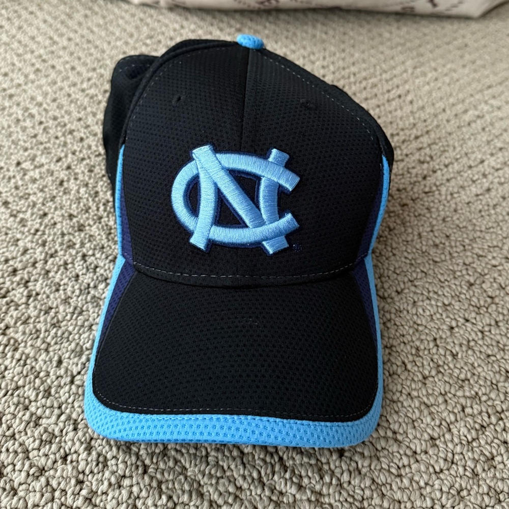 New Era Men’s NC Tarheels Black and Light Blue 39 Thirty Embroidered Fitted Cap
